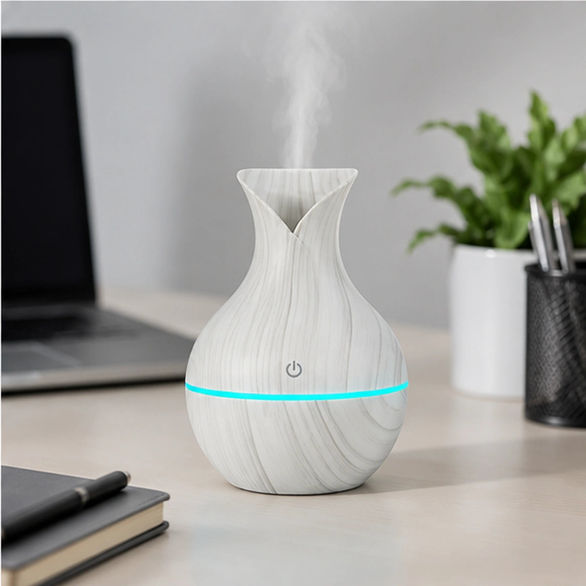 Diffuseur USB ultrasonique 130 ml blanc dans un espace de bureau