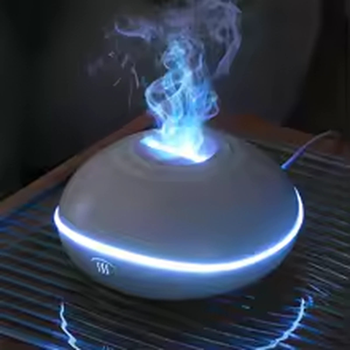 Diffuseur blanc en ambiance bleue sur table