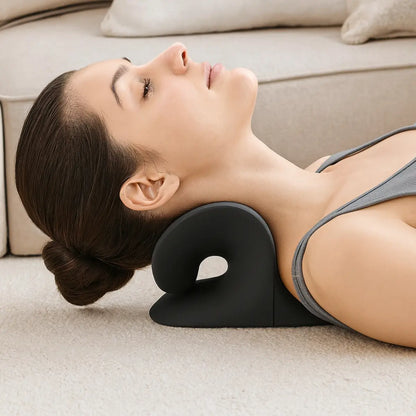 Femme allongée sur un canapé avec l’étireur cervical par gravité 26° LUNO sous la nuque