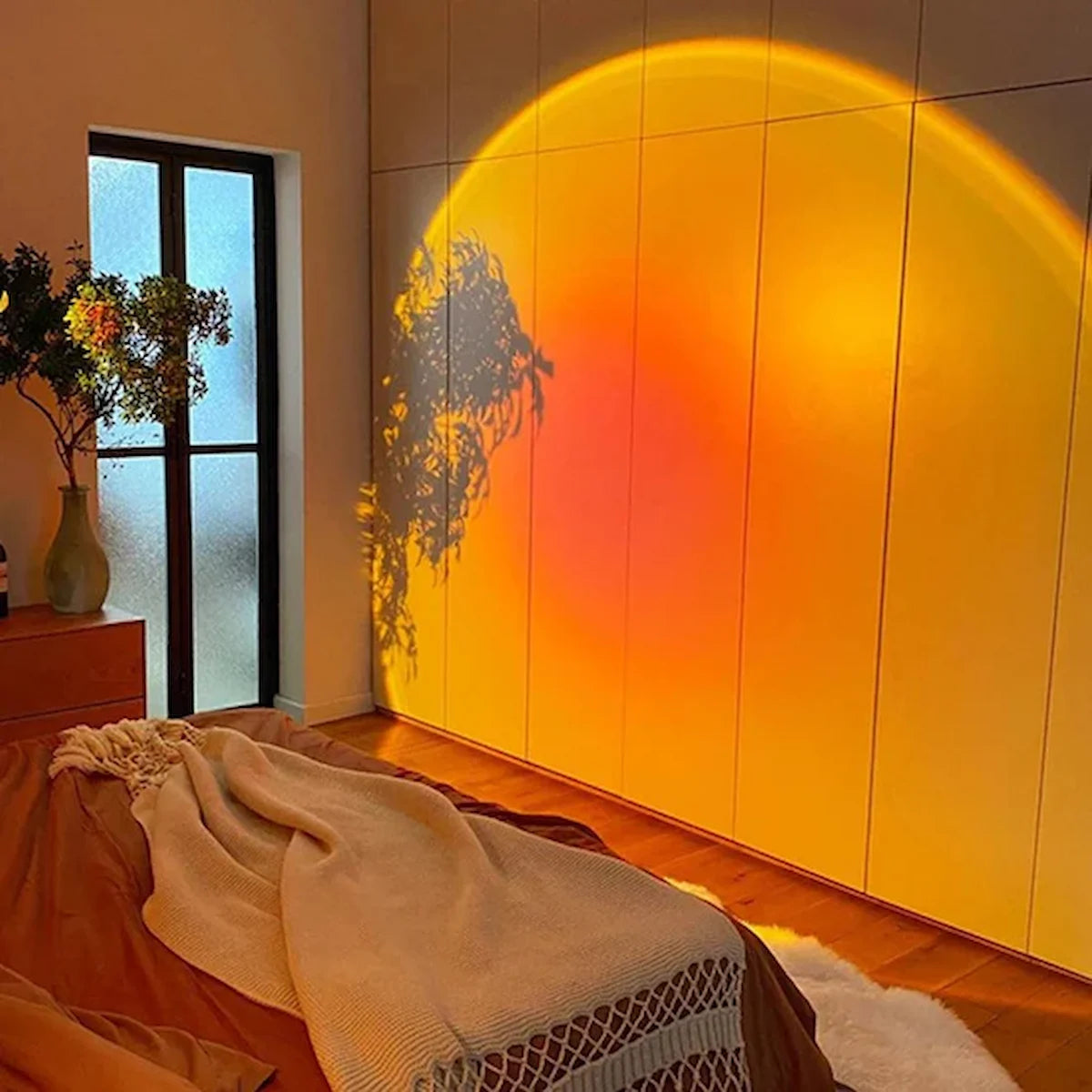 Lampe Sunset LED LUNO Welfare projetant un halo coucher de soleil dans une pièce