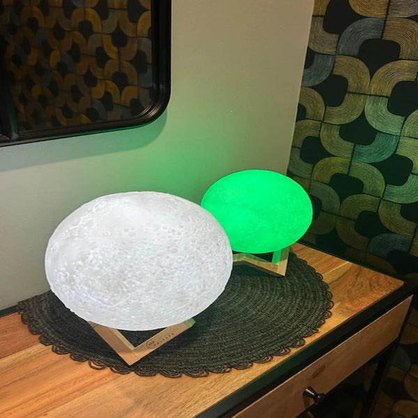 Lot de 2 lampes lune 3D rechargeables LUNO avec 16 couleurs, télécommande et socles bois