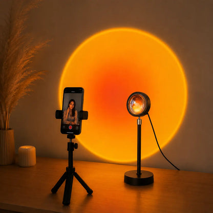 Lampe Sunset noire projetant un halo orange dans une chambre chaleureuse